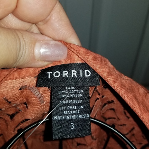 🦋TORRID PULL ON TOP WITH LATTICE DETAIL ON SHOULD - Picture 3 of 5